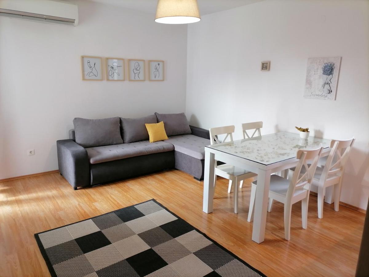 Apartment Dora *