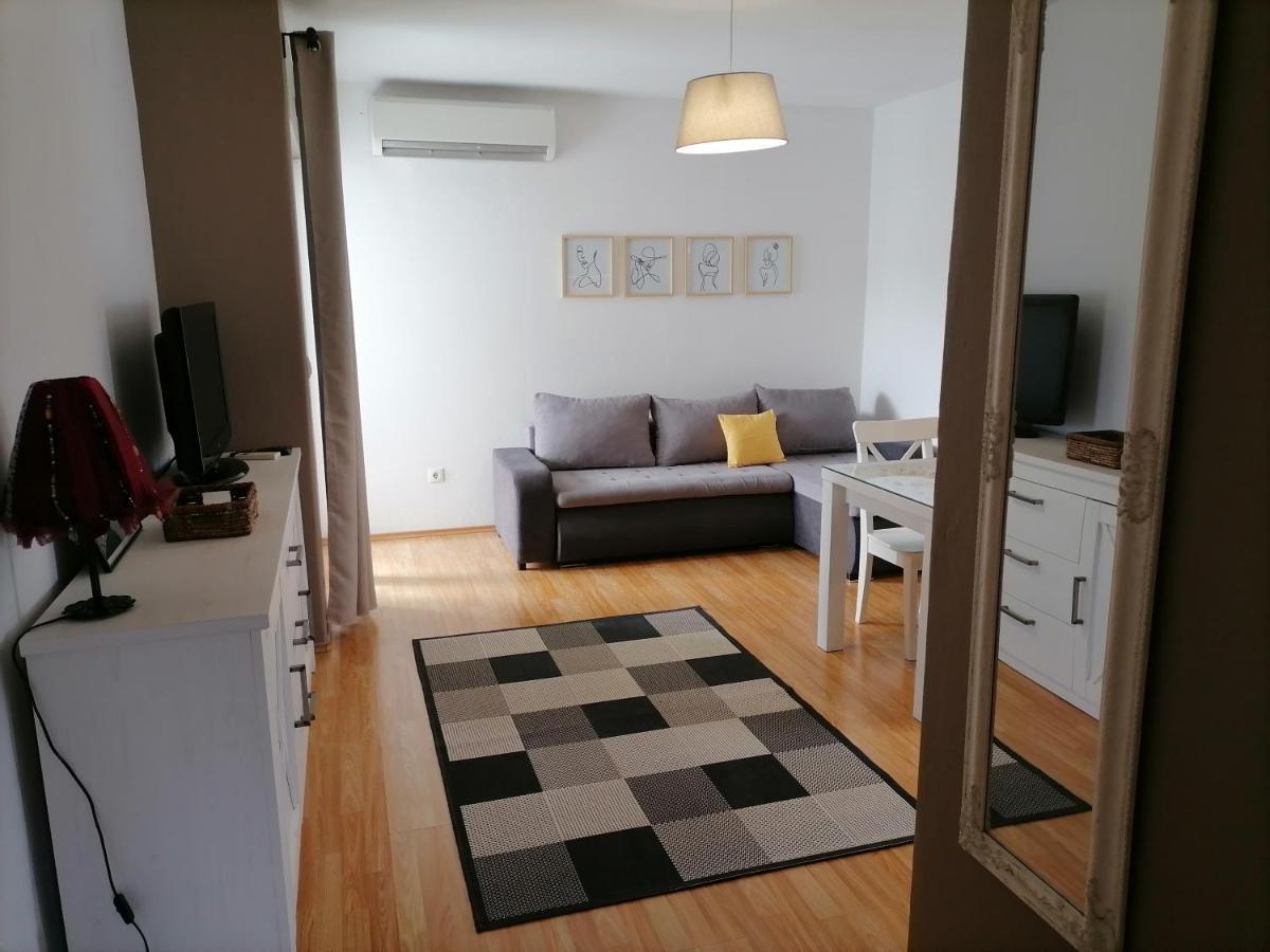 Dora Apartment *