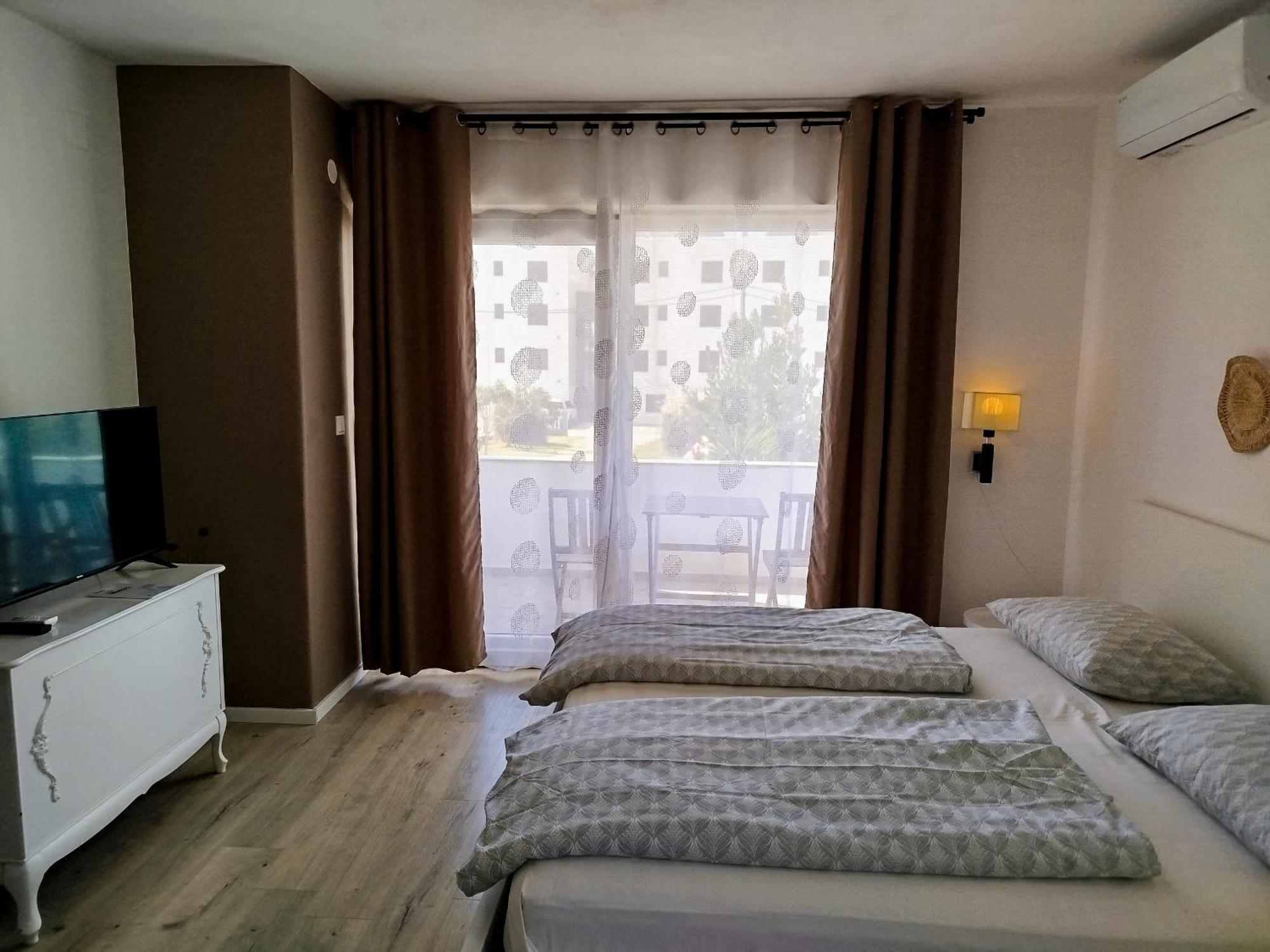 Dora Apartment *